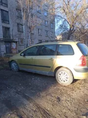 Автомобиль Peugeot 307, VIN: VF33EKFUB83361371, 2003 г.в., цвет: золотистый, 88 л.с. КПП  1 скорость включается через раз с заеданием , сломан кронштейн крепления тросиков сцепления , сломана пружина передняя правая, не работает спидометр, не работают датчики АВС , течь бензобака , запах бензина в…