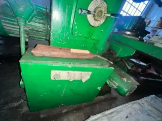 Фрезерный станок 6Р11 1974 года выпуска. Универсальный консольно-фрезерный станок предназначен для обработки различных изделий из стали, чугуна, цветных металлов и пластмасс цилиндрическими, торцовыми, дисковыми, угловыми и специальными фрезами. Широкий диапазон скоростей шпинделя и подач стола…