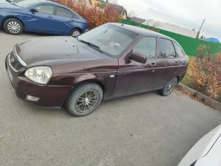 Lada Priora 2014, 97,9 лс, 155000 км. ТС не на ходу, требуется замена передних стоек полностью с опорными подшипниками, аккумулятора, переднюю правую стойку со стороны пассажира нужно вырезать и варить, замена стакана, генератор то не даёт зарядку, все жидкости под замену, двигатель троит.