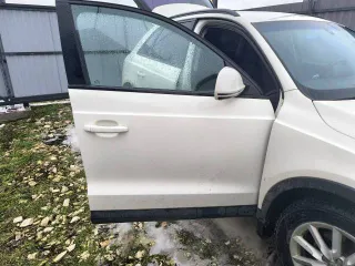 Audi Q3 2012 года, 211 л.с., пробег 275 004 км, полный привод, автоматическая коробка передач. VIN: WAUZZZ8U2CR042451. Автомобиль на ходу. Гул заднего ступичного подшипника (новый подшипник в комплекте). Имеются мелкие сколы и царапины по кузову.