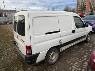 Citroen Berlingo 2010 года, 109 лс, пробег 114664 км. VIN: VF7GANFUCAX512776. Грузовой фургон, категория B. Двигатель: бензиновый, модель NFU10FX7UPSA 3447064, объем 1587 см³, экологический класс 4. Мощность 109 л.с (80 кВт). Кузов белый. Максимальная масса 2110 кг, масса без нагрузки 1191 кг.