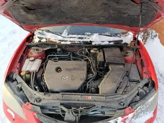 Mazda 3 2007 года, 150 л.с., пробег 214306 км. VIN JMZBK12F681598912, объем двигателя 1999 куб. см, масса 1320 кг, левый руль, бензиновый двигатель. Имеются сколы, царапины, коррозия, колеса спущены, аккумулятор разряжен.