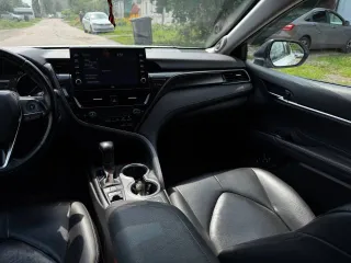Toyota Camry 2021 года, 249 лс, 253400 км, АКПП, гос.рег.знак Н101ХХ98, VIN XW7BZ3HK60S116340, 2021г.в., мощность двиг., л.с. (кВт): 248,8 (183), цвет: белый перламутр с черной крышей.