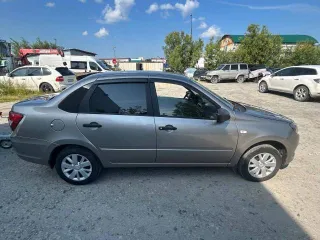 LADA Granta 2021, седан, серый, госномер Е525СВ186, VIN XTA219040N0822042, ЭПТС 1643 01040501477, СТС 99 44 703599. Вмятина возле левой передней фары.