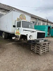 Грузовой автомобиль АА-5/40-50/3 (43101), 2007 года. VIN: X7247380270000001, госномер: Х134УК123. Автомобиль не на ходу. Сведения о техническом состоянии: отсутствует передний мост с колесами, двигатель не исправен, аккумулятора нет.