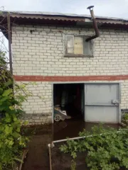 Доли (1/2) в доме, участке, нежилом здании (40 м²) и участке (658 м²), Брянская область. 1/2 доля дома и 1/2 доля земельного участка в Брянске, еще 1/2 доли в праве на нежилое здание, с кадастровым номером 32:28:0023802:446, общей площадью – 40 кв.м., 1/2 доли в праве на земельный участок под ним…
