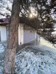 ½ доли нежилого здания площадью 180,8 кв.м, кадастровый номер: 61:59:0020610:843. Адрес: Ростовская область, г. Шахты, пр-кт. Победа Революции, ост. «Обувная фабрика» (в город).