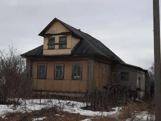 Нежилое здание 51 м2 Ярославская обл Нежилое здание вместе с земельным участком, расположенное по адресу: Ярославская обл., Угличский округ, д. Зубково, д. 12. Требует ремонта, с существенным износом. Количество этажей : 1 Общая площадь: 51 Кадастровый номер: 76:16:010220:19 Материалы наружных стен…