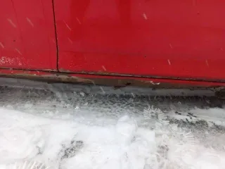 Honda Fit 2001 года, 86 лс, 320000 км, АКПП, идентификационный номер GD11015179, цвет красный, мощность двигателя 86 лс. Не работают задние стеклоподъемники, в 2024 году установлен контрактный двигатель и коробка вариатор, правый порог и крылья гнилые.