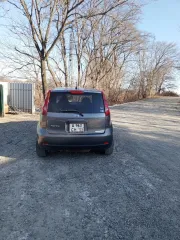 Nissan Note 2009, серый. Госномер А963СН125. Год выпуска 2009, Япония. ПТС 25 УР 566072. Кузов NE11085958. Двигатель бензиновый HR15, объем 1.5 л (1498 куб. см), мощность 109 л.с. Экологический класс 4. Масса без нагрузки 1170 кг, разрешенная максимальная масса 1445 кг. Автомобиль в залоге у АО…