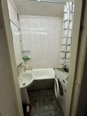 1/4 доли 47,5 кв.м в Ульяновской области, кадастровый номер 73:02:030208:277, общей площадью 47,5 кв.м., по адресу: Российская Федерация, Ульяновская область, м.р-н Барышский, г.п. Старотимошкинское, рп. Старотимошкино, ул. Микрорайон, д. 15, кв. 11. Ограничения и обременения отсутствуют.