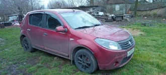 Renault Sandero 2011 года, 102 л.с. Пробег 179 000 км. Аккумулятор в неисправном состоянии. После замены масляного насоса появился стук в двигателе. Общее состояние на ходу требует уточнения при осмотре.