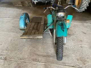 Мотоцикл "Урал", без государственного номера, ключей и документов. По исполнительным документам идентификационный номер 08303 и номер двигателя 580241. Рабочее состояние не проверялось (Уведомление №1410 К от 10.06.2025 г.). Назначение: pryamie.