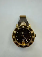 Часы Ulysse Nardin Marine Diver 8106-101 наручные часы «Ulysse Nardin Marine Diver ref. 8106-101» в круглом корпусе из металла золотистого цвета с вставками в виде прозрачных камней по кругу. Часы имеют ремешок из материала коричневого цвета с замком из металла серебристого и золотистого цветов. На…