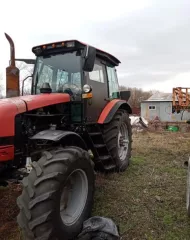 Трактор Беларус-1523, 2013 года выпуска, красного цвета, заводской номер 15005198, номер двигателя 123198, номер коробки 065043. Частично разукомплектован: отсутствует навесное оборудование, АКБ, частично проводка, в нерабочем состоянии, трещина в КПП.