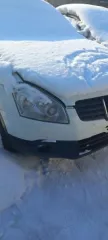 Автомобиль NISSAN QASHQAI 2.0 LE+, г/н М642ЕХ124 (отсутствует), г.в. не установлен, цвет белый. Задний бампер отсутствует, салон разукомплектован, сиденья отсутствуют, частично отсутствует обшивка дверей, двигатель разукомплектован, аккумулятор отсутствует,  Находится в г. Канск (Документы и…