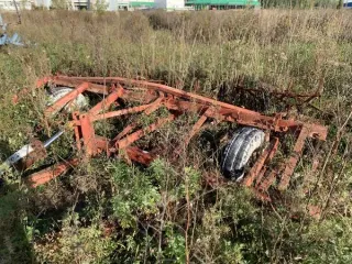 Культиватор КПС-4, 2012 года выпуска, инвентарный №2101403228, страна происхождения - Россия. Бывший в эксплуатации. Рама имеется; 3 лапы 270 мм; лапы 330 мм отсутствуют; бороны и гидроцилиндр имеются; состояние колес, сцепного устройства, рабочих органов и крепежа - среднее; стойки лап…