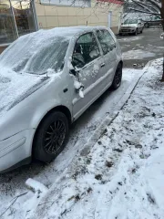 Volkswagen Golf 2001, модель: Golf, год выпуска: 2001, цвет: Серебристый, VIN: WVWZZZ1JZ1W695019, вид собственности: индивидуальная. Особенности тех. состояния: сломано левое боковое зеркало, битое правое крыло, коррозия колесных арок.
