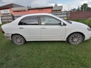 Toyota Corolla 2000 года выпуска, цвет белый. Государственный номер Р102АТ04. Двигатель № 1ZZ0622290. Кузов № ZZE122-0001608. Отсутствует бампер. VIN и номер шасси отсутствуют.