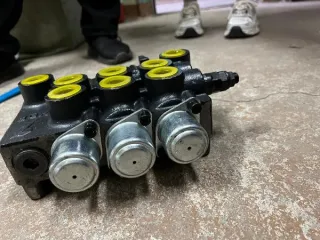 Оборудование и запчасти. Годные остатки согласно приложению. Проверка исправности не проводилась. Товаросопроводительные документы не передавались. Погрузка и транспортировка с места хранения осуществляется покупателем. Имущество продается в том виде, комплектности и состоянии, в каком оно есть. За…